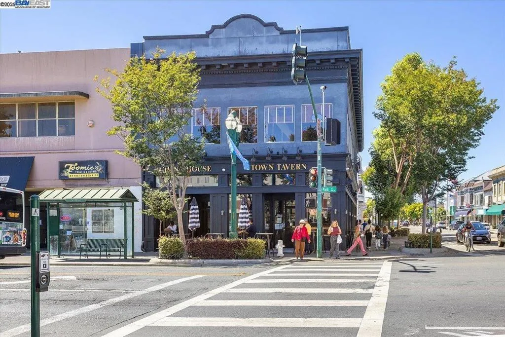 Alameda, California 94501, United States, 2 Bedrooms Bedrooms, ,2 BathroomsBathrooms,Residential,Active,186941