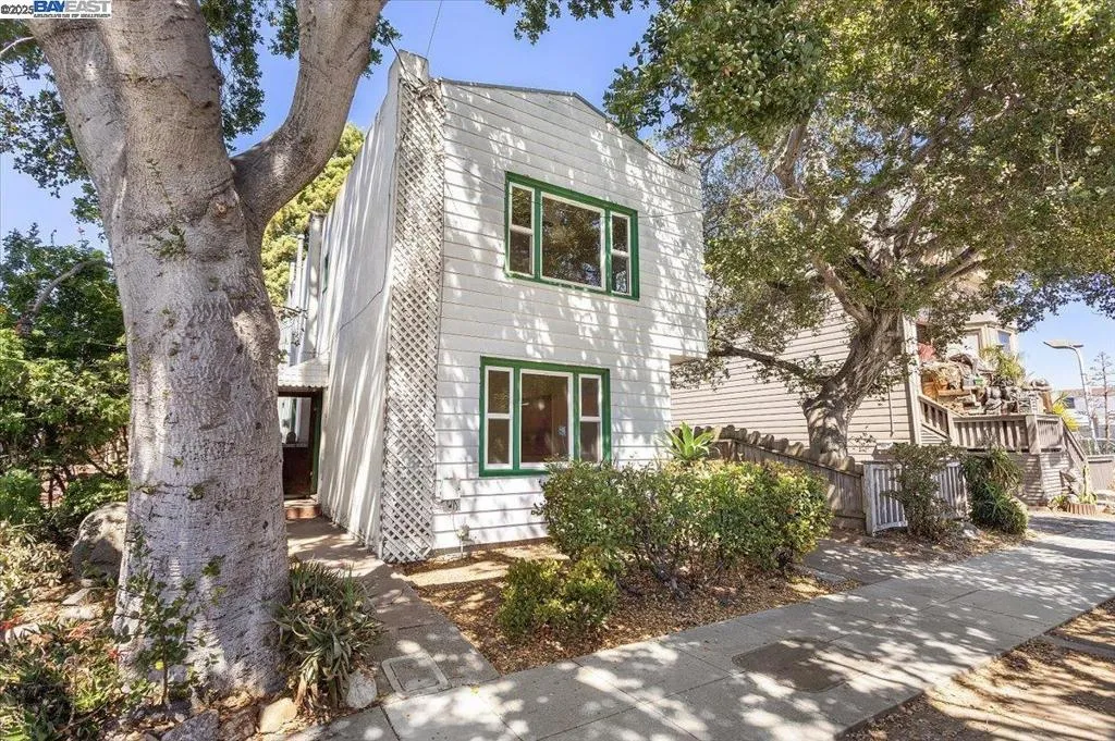 Alameda, California 94501, United States, 2 Bedrooms Bedrooms, ,2 BathroomsBathrooms,Residential,Active,186941
