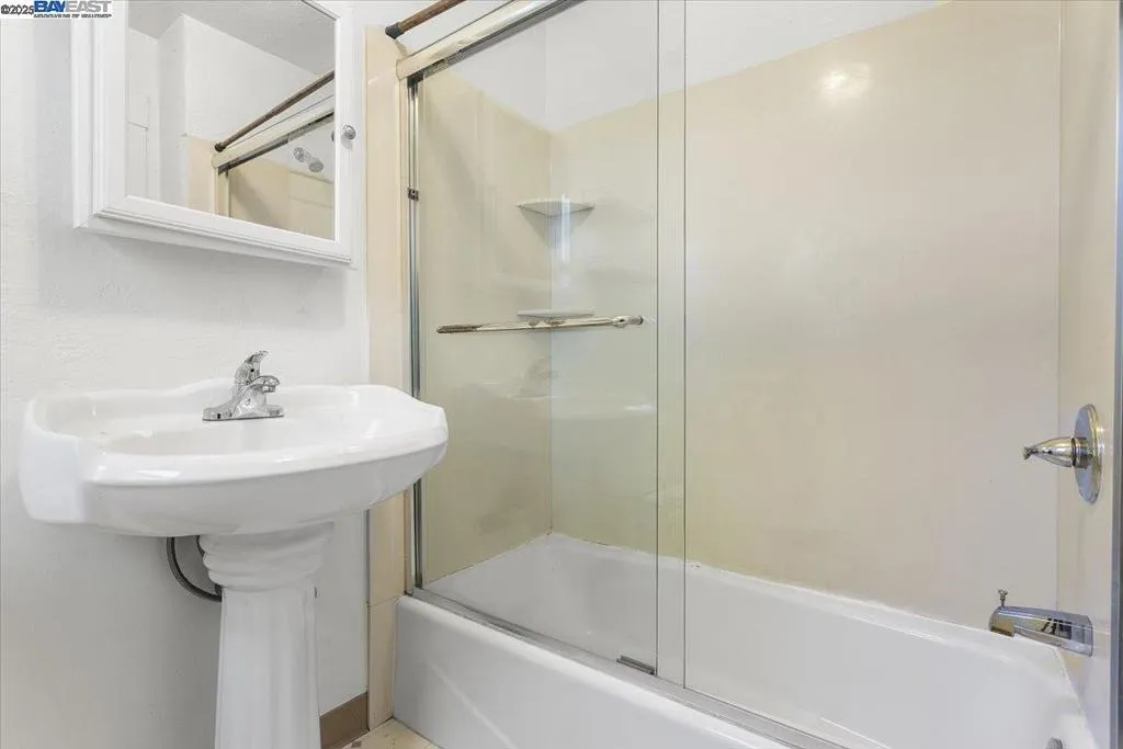 Alameda, California 94501, United States, 2 Bedrooms Bedrooms, ,2 BathroomsBathrooms,Residential,Active,186941