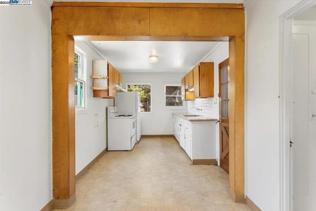 Alameda, California 94501, United States, 2 Bedrooms Bedrooms, ,2 BathroomsBathrooms,Residential,Active,186941