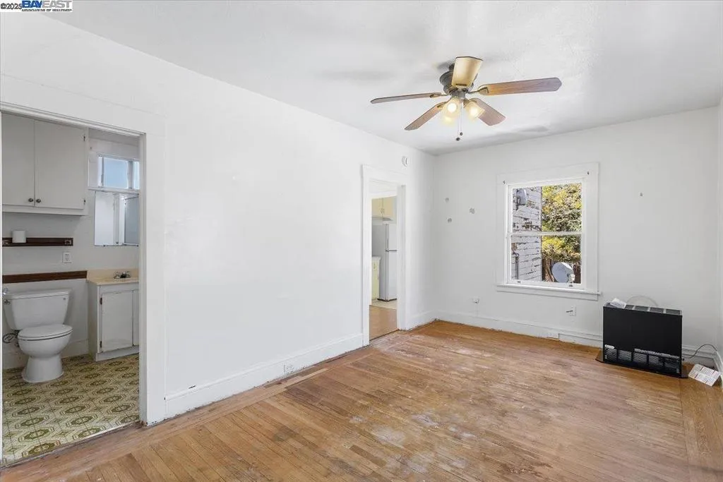 Alameda, California 94501, United States, 2 Bedrooms Bedrooms, ,2 BathroomsBathrooms,Residential,Active,186941