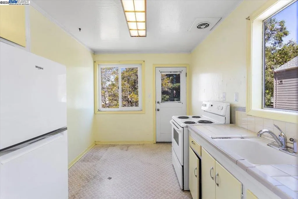 Alameda, California 94501, United States, 2 Bedrooms Bedrooms, ,2 BathroomsBathrooms,Residential,Active,186941