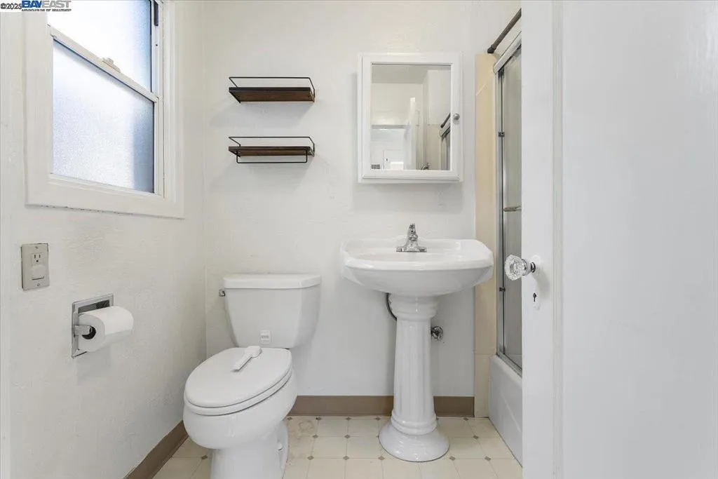 Alameda, California 94501, United States, 2 Bedrooms Bedrooms, ,2 BathroomsBathrooms,Residential,Active,186941