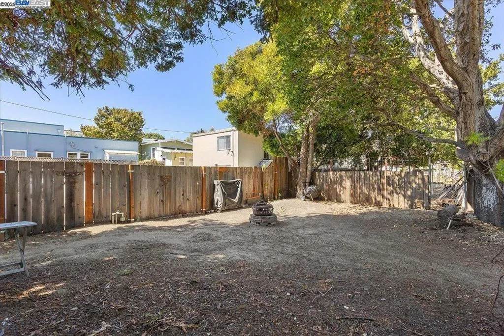 Alameda, California 94501, United States, 2 Bedrooms Bedrooms, ,2 BathroomsBathrooms,Residential,Active,186941