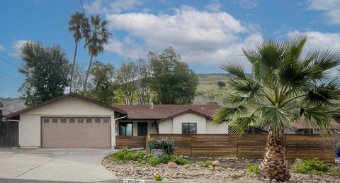 Photo of 12539 Buckskin Trl Trl, Poway, CA 92064 (MLS # 260001768SD)