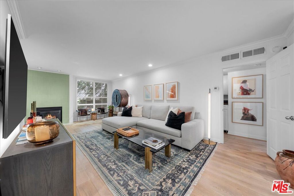 Photo of 927 N Kings Road #113, West Hollywood, CA 90069 (MLS # 25567353)