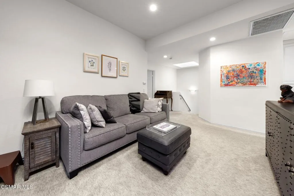 Woodland Hills, California 91367, United States, 3 Bedrooms Bedrooms, ,3 BathroomsBathrooms,Residential,Pending,219543