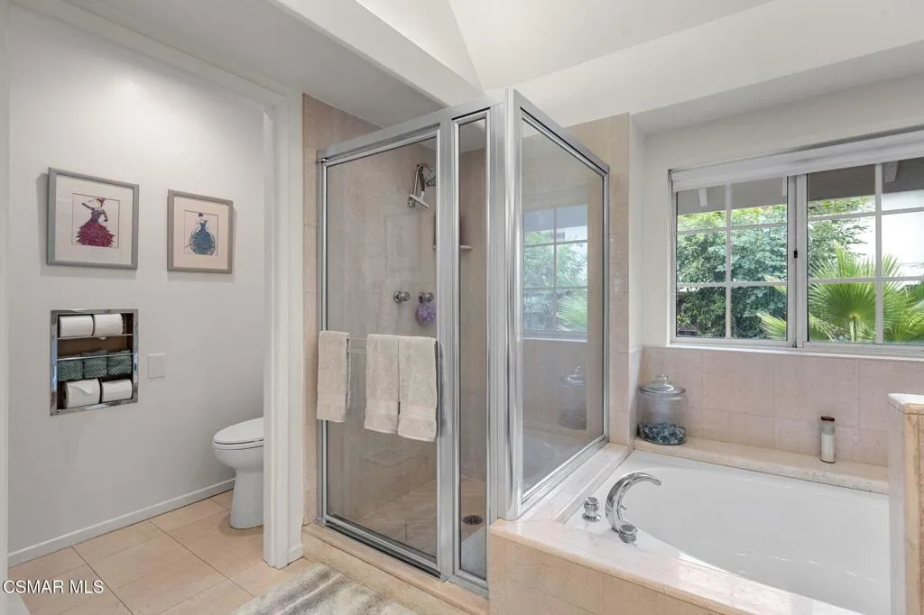 Woodland Hills, California 91367, United States, 3 Bedrooms Bedrooms, ,3 BathroomsBathrooms,Residential,Pending,219543