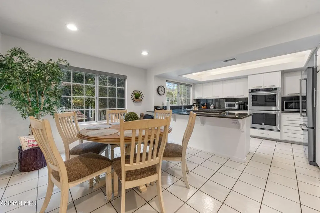 Woodland Hills, California 91367, United States, 3 Bedrooms Bedrooms, ,3 BathroomsBathrooms,Residential,Pending,219543