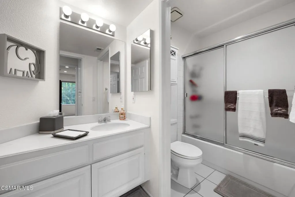 Woodland Hills, California 91367, United States, 3 Bedrooms Bedrooms, ,3 BathroomsBathrooms,Residential,Pending,219543