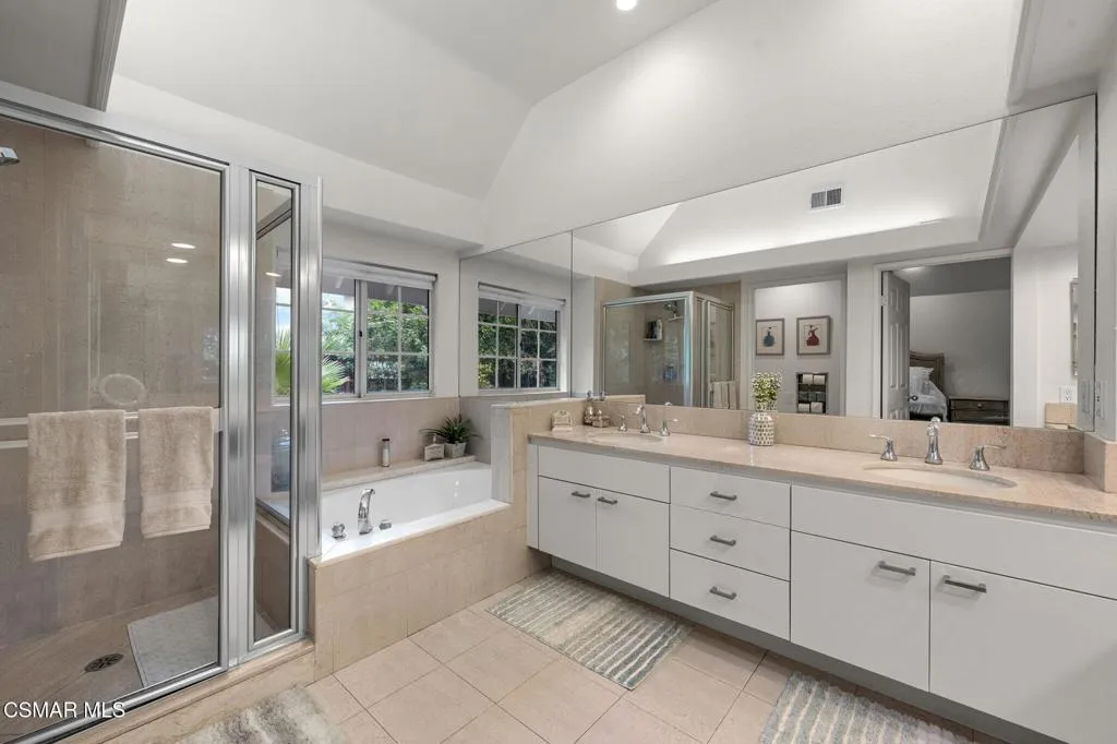 Woodland Hills, California 91367, United States, 3 Bedrooms Bedrooms, ,3 BathroomsBathrooms,Residential,Pending,219543