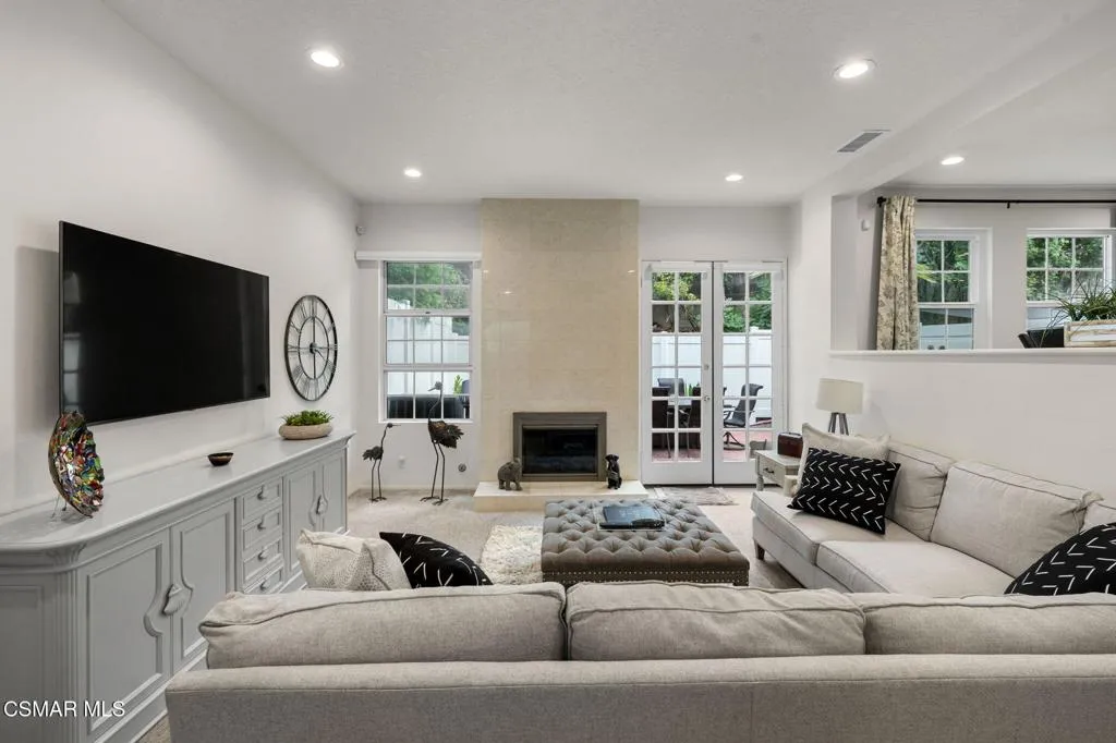 Woodland Hills, California 91367, United States, 3 Bedrooms Bedrooms, ,3 BathroomsBathrooms,Residential,Pending,219543