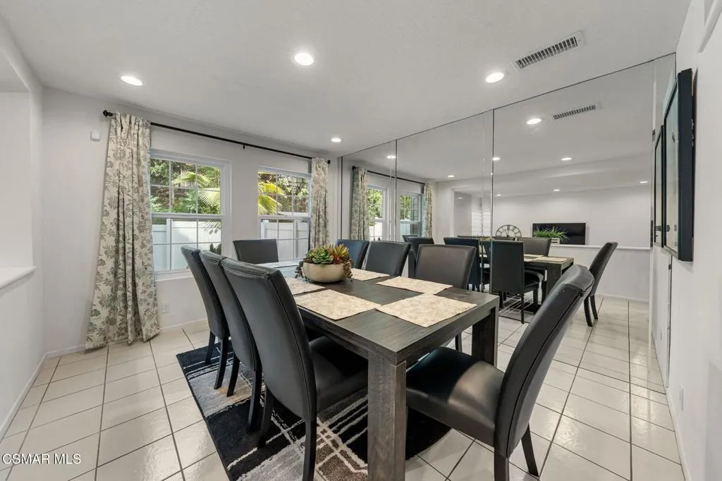 Woodland Hills, California 91367, United States, 3 Bedrooms Bedrooms, ,3 BathroomsBathrooms,Residential,Pending,219543