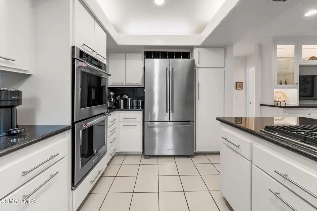 Woodland Hills, California 91367, United States, 3 Bedrooms Bedrooms, ,3 BathroomsBathrooms,Residential,Pending,219543