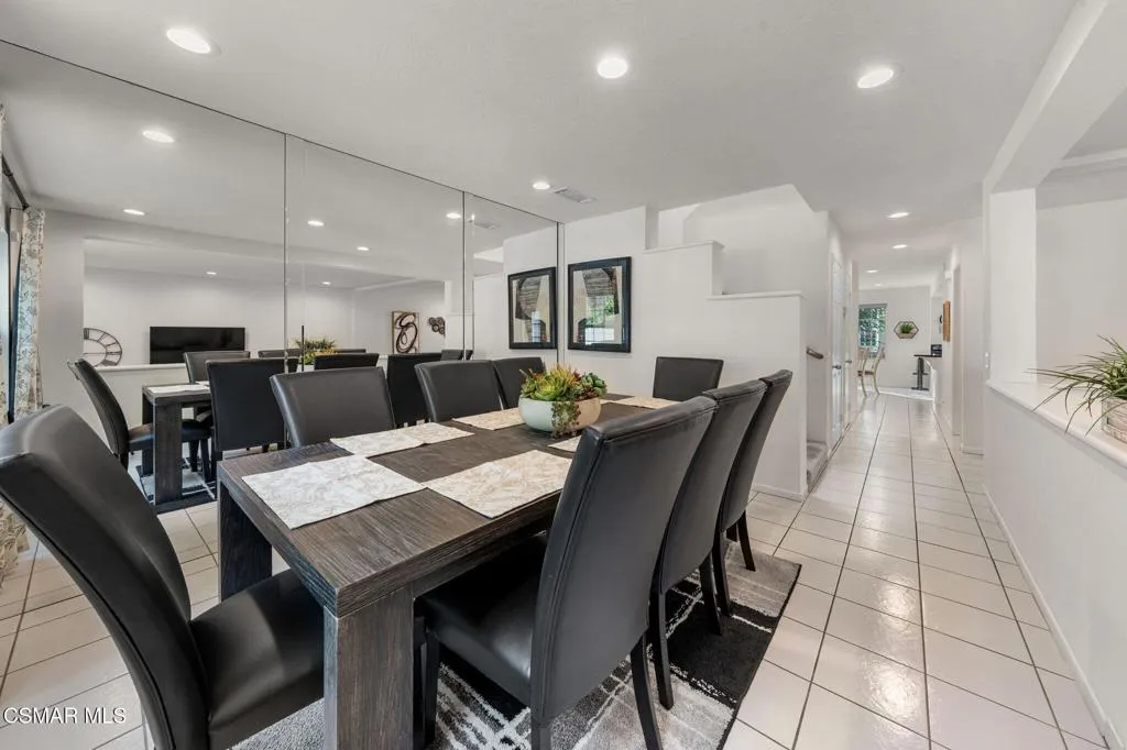 Woodland Hills, California 91367, United States, 3 Bedrooms Bedrooms, ,3 BathroomsBathrooms,Residential,Pending,219543