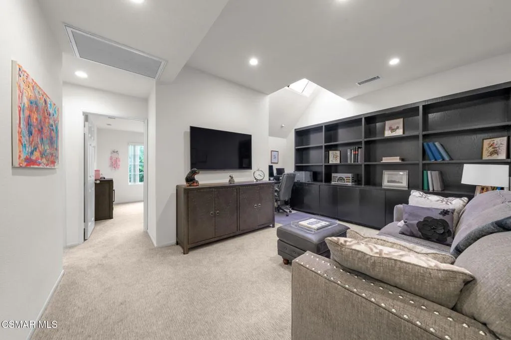 Woodland Hills, California 91367, United States, 3 Bedrooms Bedrooms, ,3 BathroomsBathrooms,Residential,Pending,219543