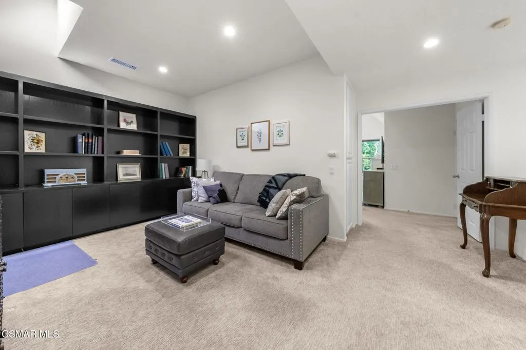 Woodland Hills, California 91367, United States, 3 Bedrooms Bedrooms, ,3 BathroomsBathrooms,Residential,Pending,219543