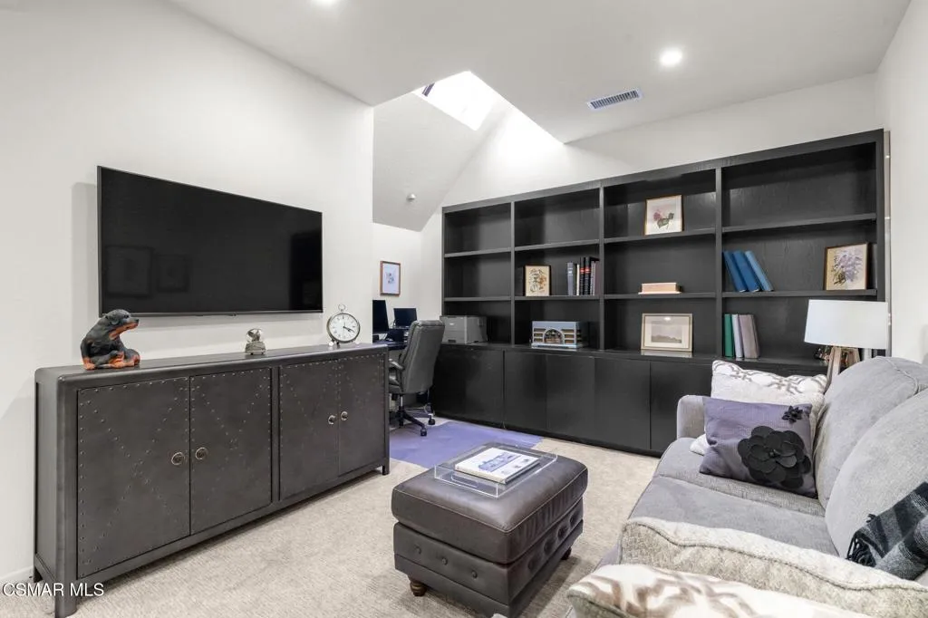 Woodland Hills, California 91367, United States, 3 Bedrooms Bedrooms, ,3 BathroomsBathrooms,Residential,Pending,219543