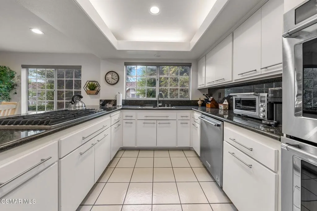 Woodland Hills, California 91367, United States, 3 Bedrooms Bedrooms, ,3 BathroomsBathrooms,Residential,Pending,219543