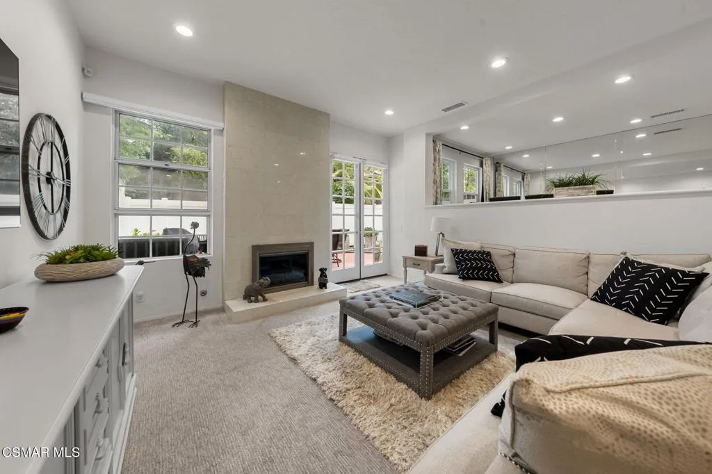 Woodland Hills, California 91367, United States, 3 Bedrooms Bedrooms, ,3 BathroomsBathrooms,Residential,Pending,219543