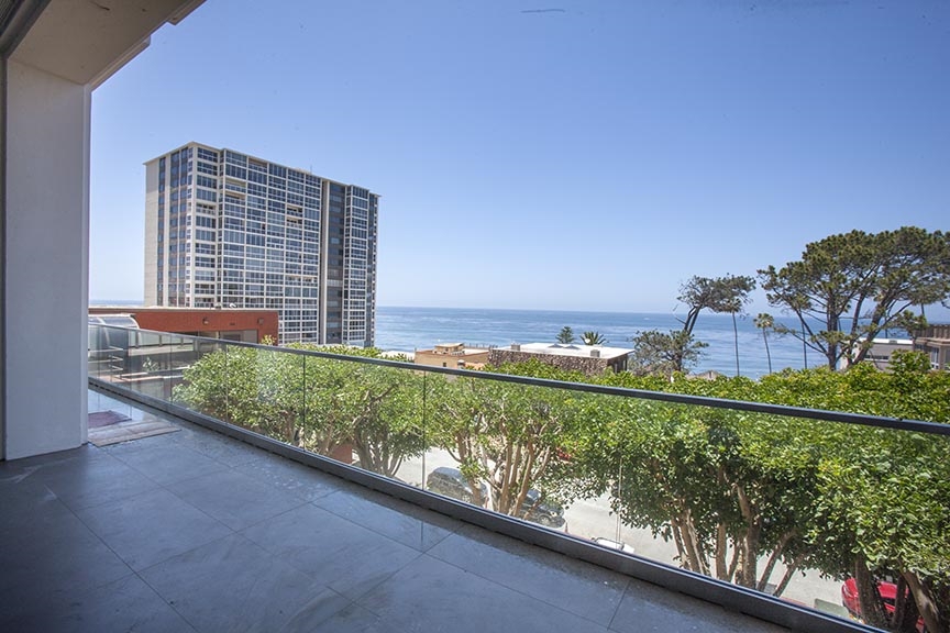 This beautiful first floor unit with our door patio is ready to tour. Sixteen exclusive residences in the heart of beautiful La Jolla, California. Four limited edition penthouses. One unparalleled opportunity. A remarkable architectural pedigree, prestigious location, unrivaled panoramic views and a truly exceptional design, Muse is a trophy property that is irreplaceable. This one-of-a-kind property has been meticulously designed and curated for discerning home collectors. Neighborhoods: La Jolla Village Equipment: Dryer, Range/Oven, Washer Other Fees: 0 Sewer: Sewer Connected Topography: LL