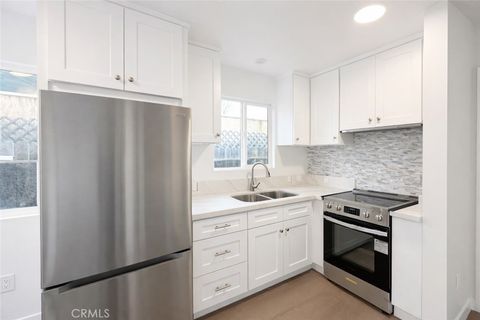 Photo of 6907 Noble, Van Nuys, CA 91405 (MLS # SR26034905)