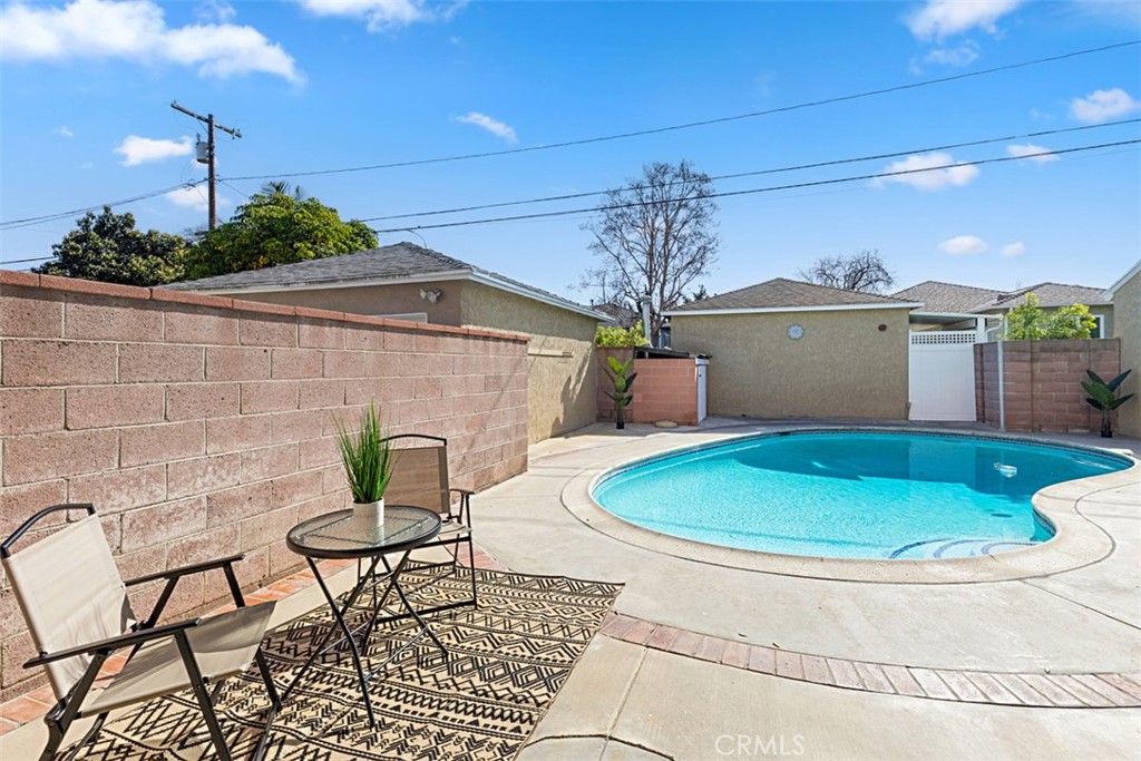 6008 Village Road