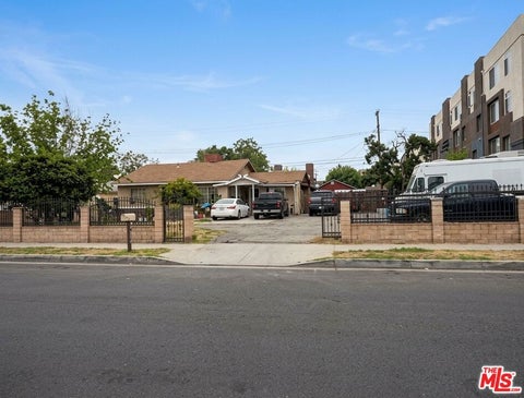Photo of 14633 Tupper Street, Panorama City, CA 91402 (MLS # 26103298)