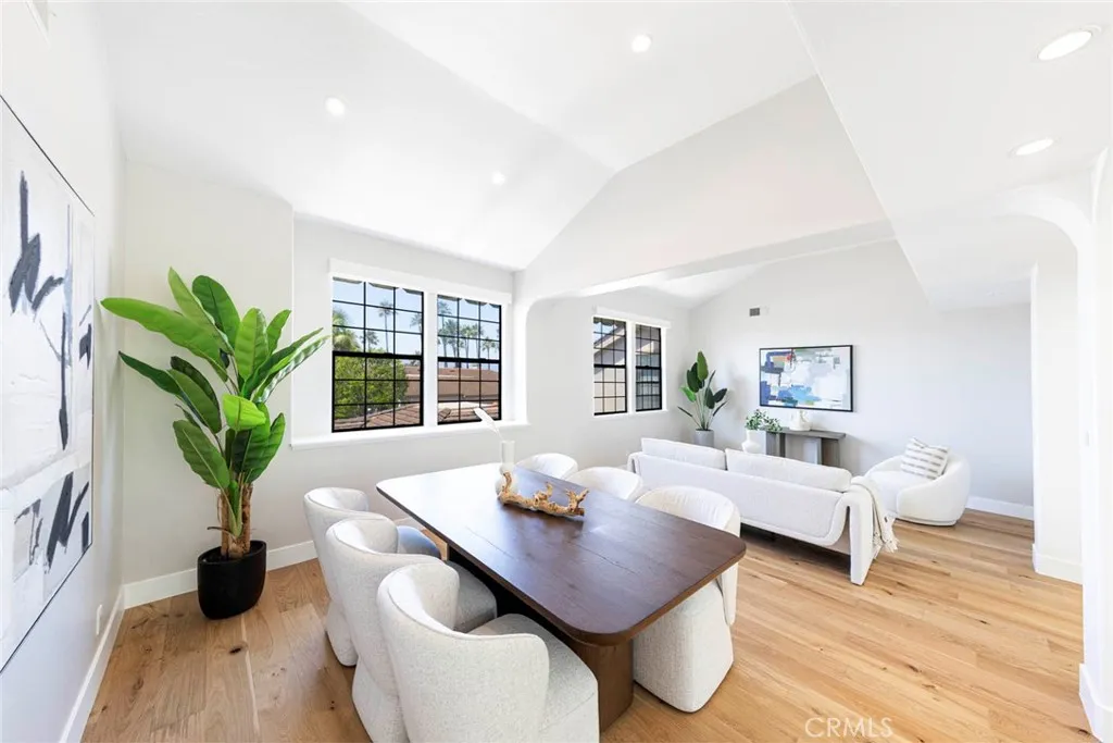 Newport Beach, California 92660, United States, 2 Bedrooms Bedrooms, ,3 BathroomsBathrooms,Residential,Active,196115