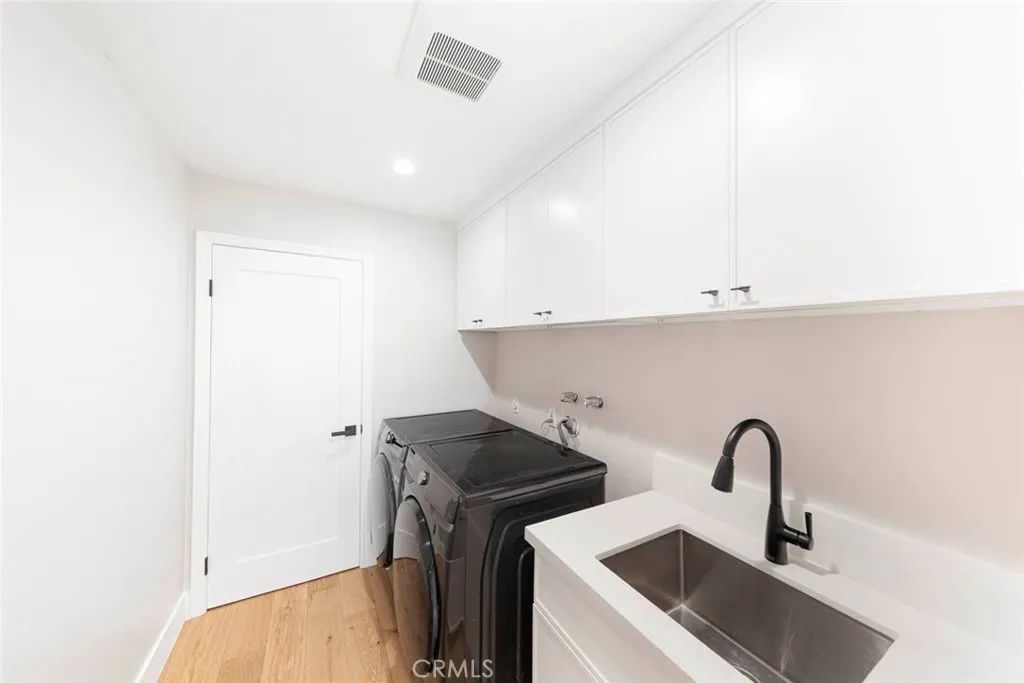 Newport Beach, California 92660, United States, 2 Bedrooms Bedrooms, ,3 BathroomsBathrooms,Residential,Active,196115