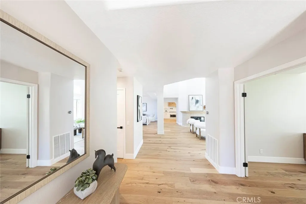 Newport Beach, California 92660, United States, 2 Bedrooms Bedrooms, ,3 BathroomsBathrooms,Residential,Active,196115