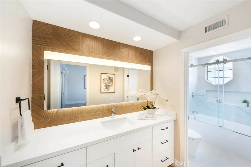 Newport Beach, California 92660, United States, 2 Bedrooms Bedrooms, ,3 BathroomsBathrooms,Residential,Active,196115