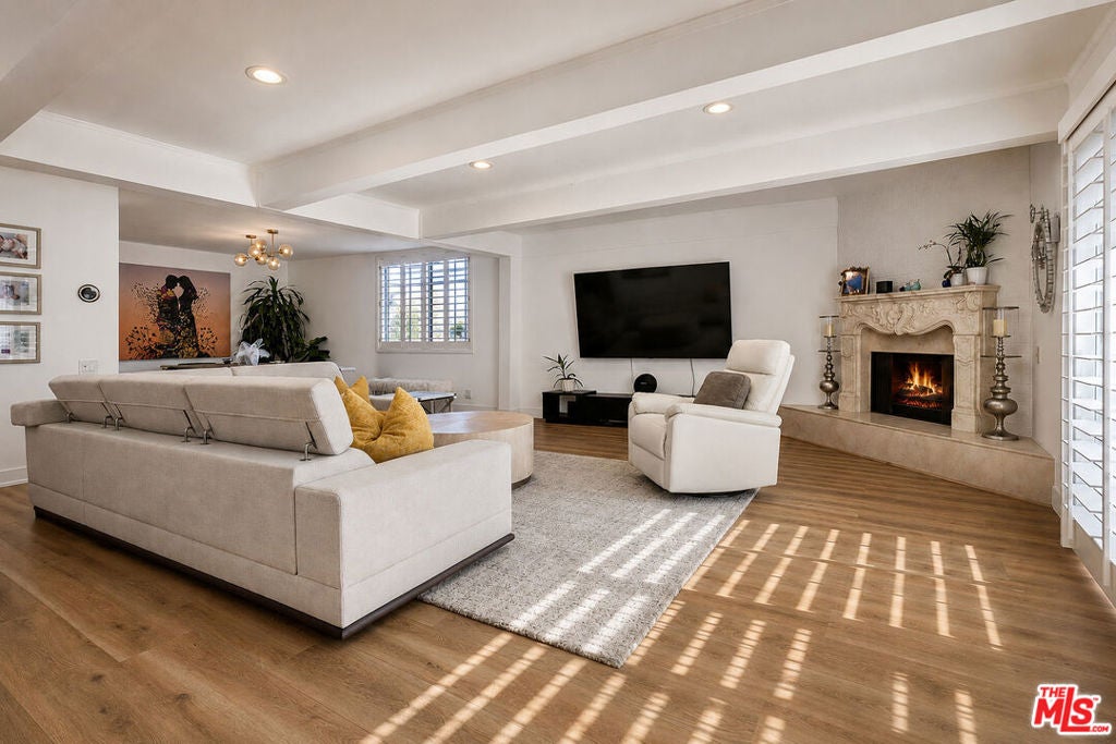 2385 Roscomare Road