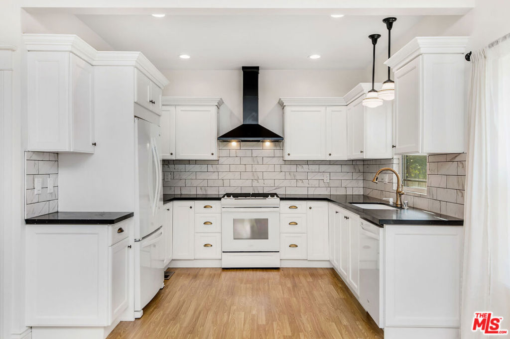 Properties 4 6110 N De Longpre Avenue