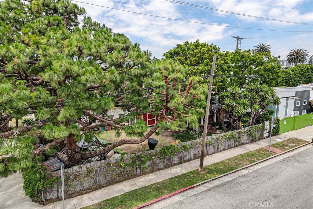 Photo of 717 4th Avenue, Venice, CA 90291 (MLS # SB25247114)