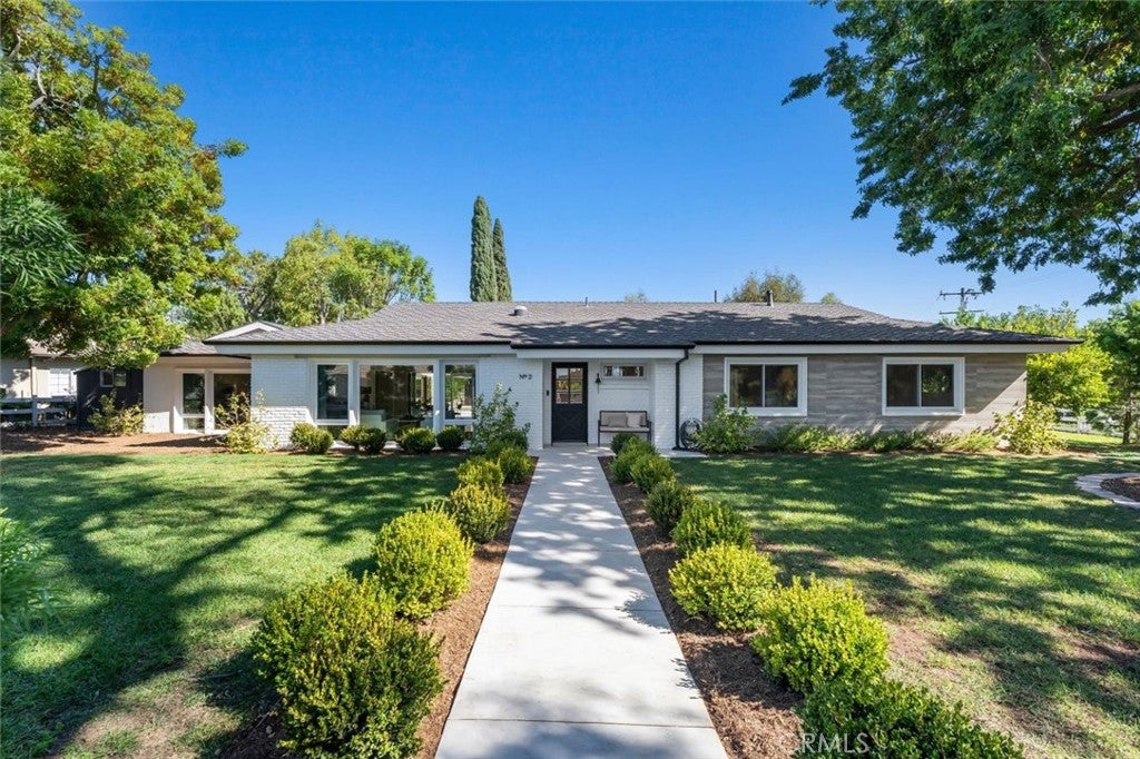 2 Saddlehorn Lane