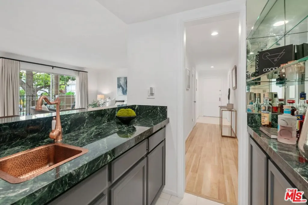 Santa Monica, California 90404, United States, 2 Bedrooms Bedrooms, ,2 BathroomsBathrooms,Residential,Active,212729