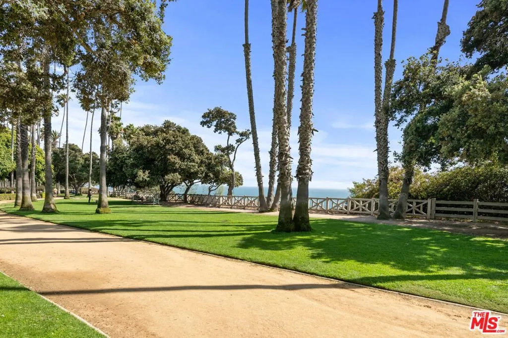 Santa Monica, California 90404, United States, 2 Bedrooms Bedrooms, ,2 BathroomsBathrooms,Residential,Active,212729