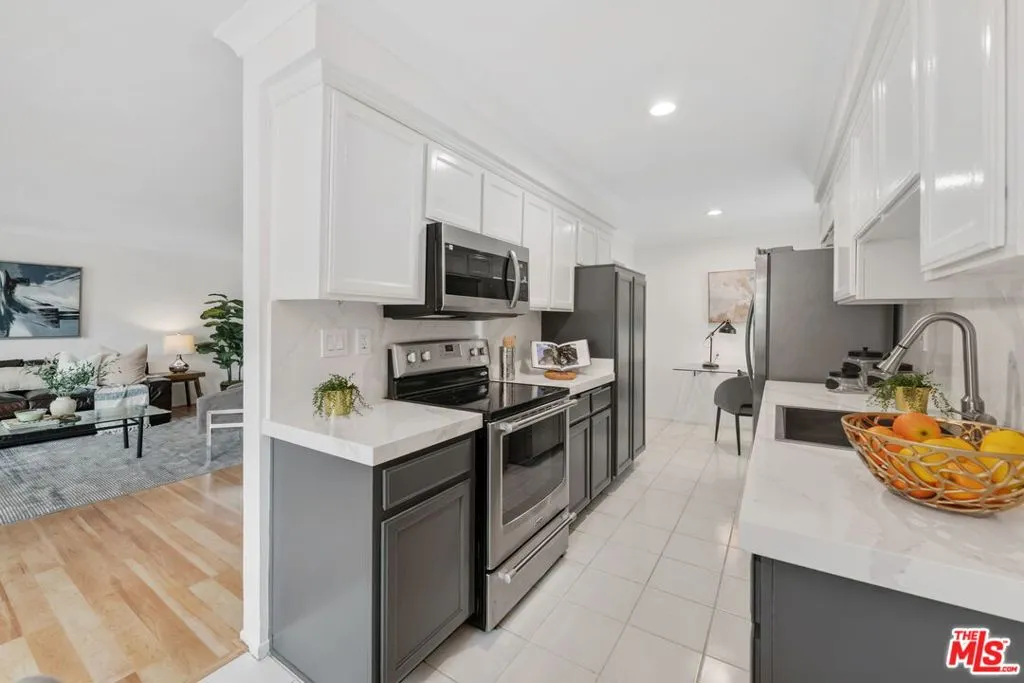 Santa Monica, California 90404, United States, 2 Bedrooms Bedrooms, ,2 BathroomsBathrooms,Residential,Active,212729