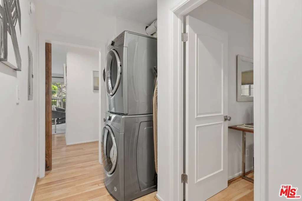 Santa Monica, California 90404, United States, 2 Bedrooms Bedrooms, ,2 BathroomsBathrooms,Residential,Active,212729