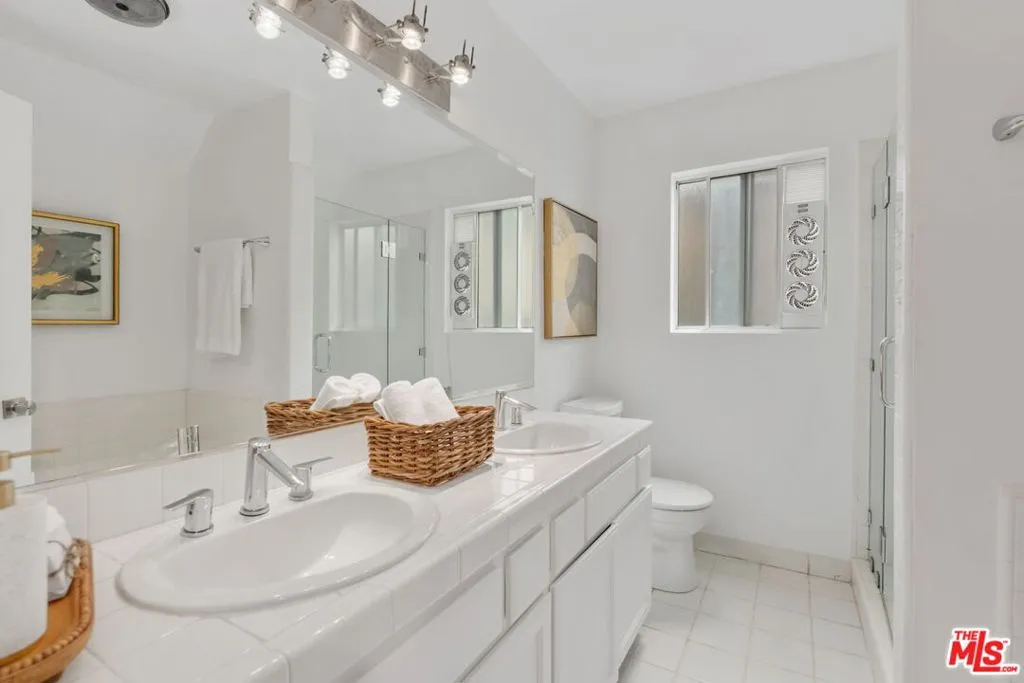 Santa Monica, California 90404, United States, 2 Bedrooms Bedrooms, ,2 BathroomsBathrooms,Residential,Active,212729