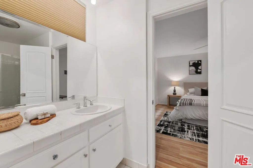 Santa Monica, California 90404, United States, 2 Bedrooms Bedrooms, ,2 BathroomsBathrooms,Residential,Active,212729