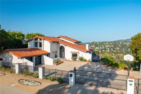 Photo of 4372 Park Vicente, Calabasas, CA 91302 (MLS # SR26116084)