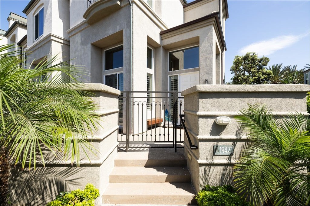 Photo of 19427 Surfset DR, Huntington Beach, CA 92648 (MLS # OC26186307)