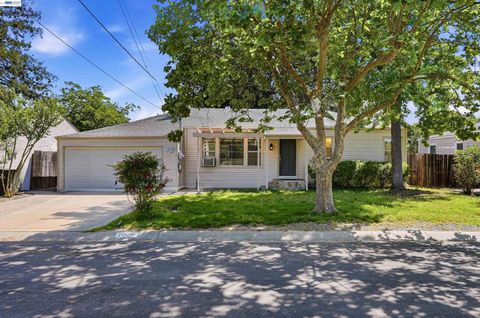 Photo of 1029 Esther Dr Dr, Pleasant Hill, CA 94523 (MLS # 41130188)