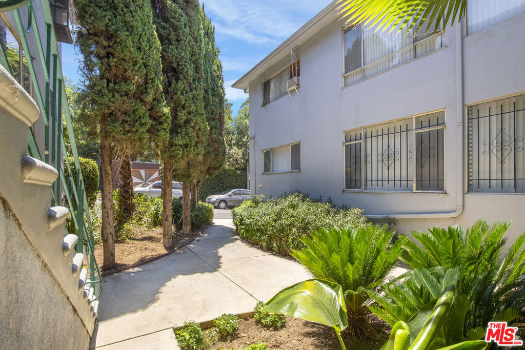 1350 Edgecliffe Drive