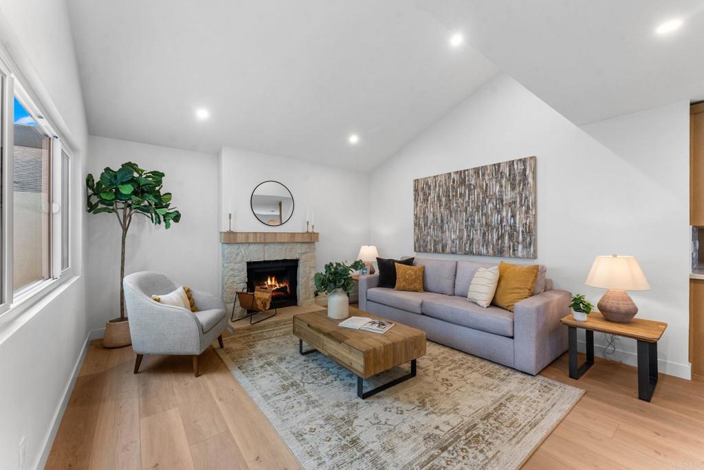 2043 Rue De La Montagne