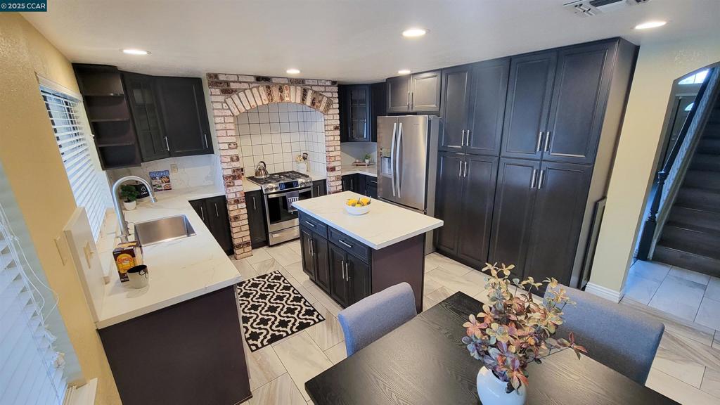 COUNTRY HILLS - Residential