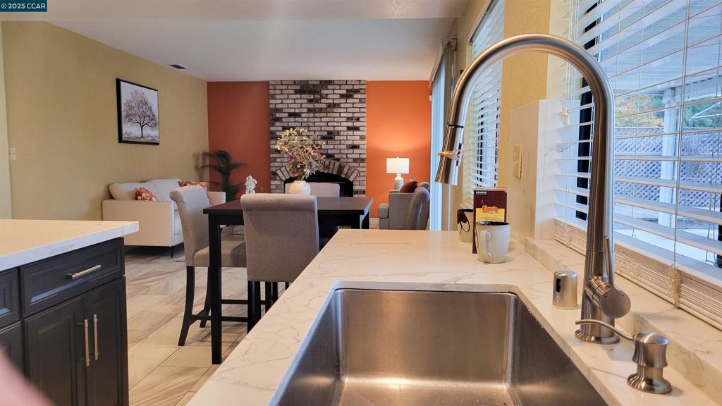 COUNTRY HILLS - Residential