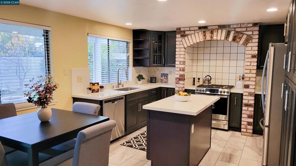 COUNTRY HILLS - Residential